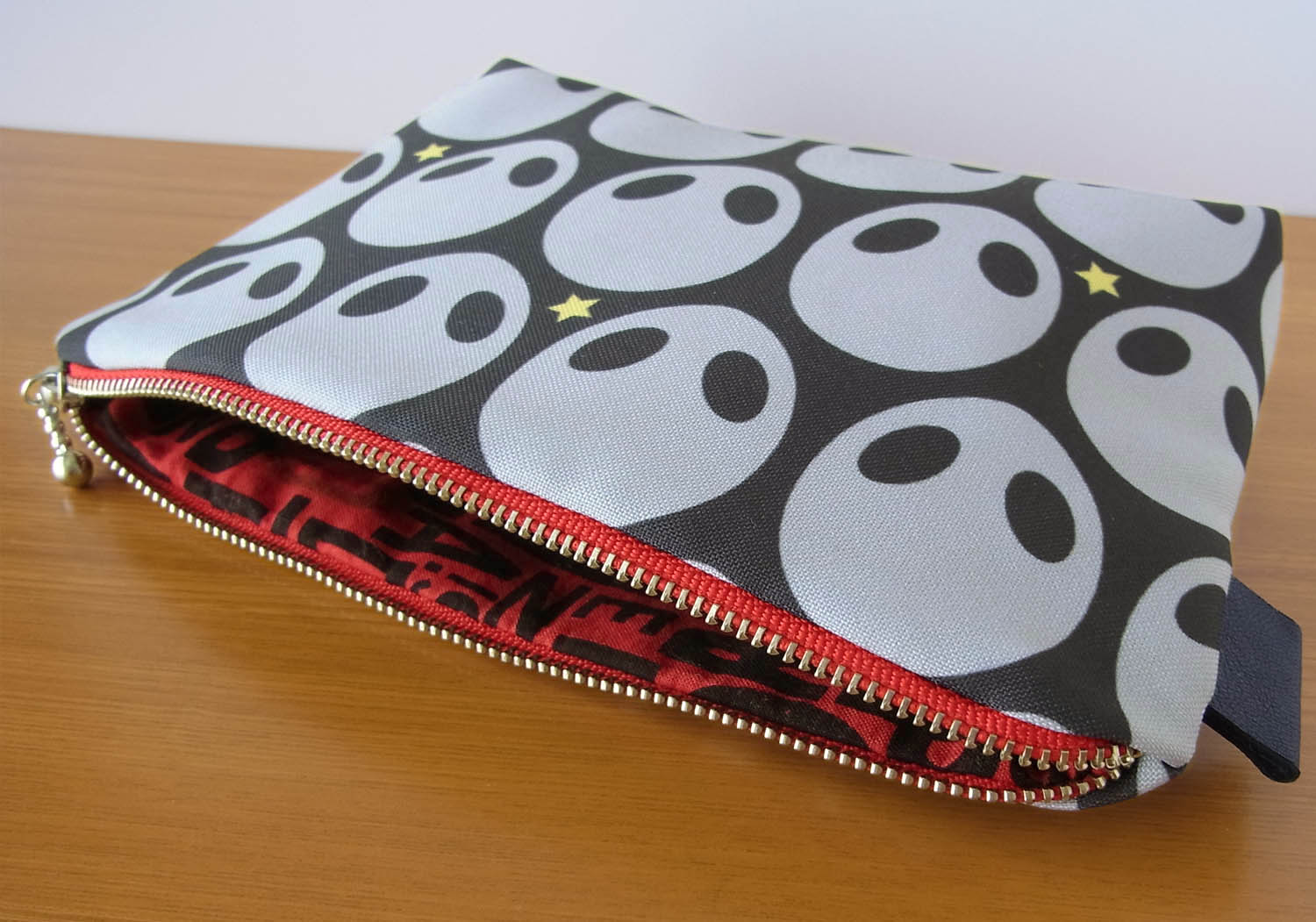 宇宙人がいっぱいポーチ中